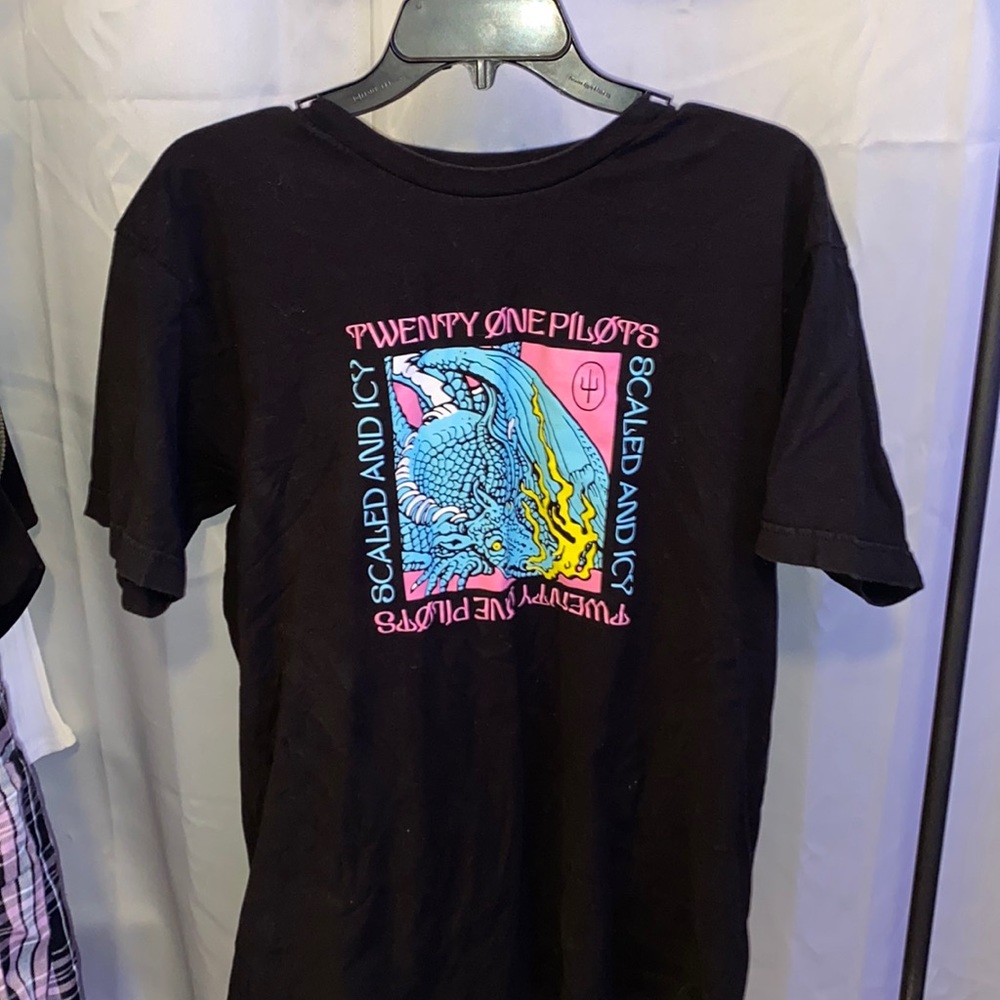 black tøp shirt